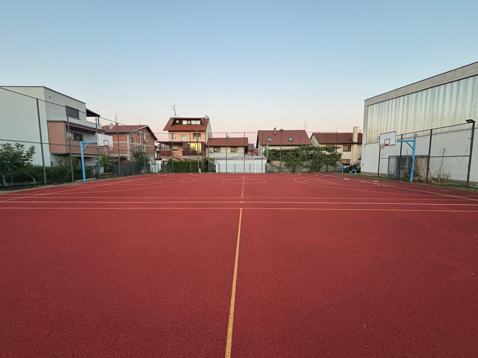 Crveni sportski teren uz DVD Zapad na Medarskoj 80